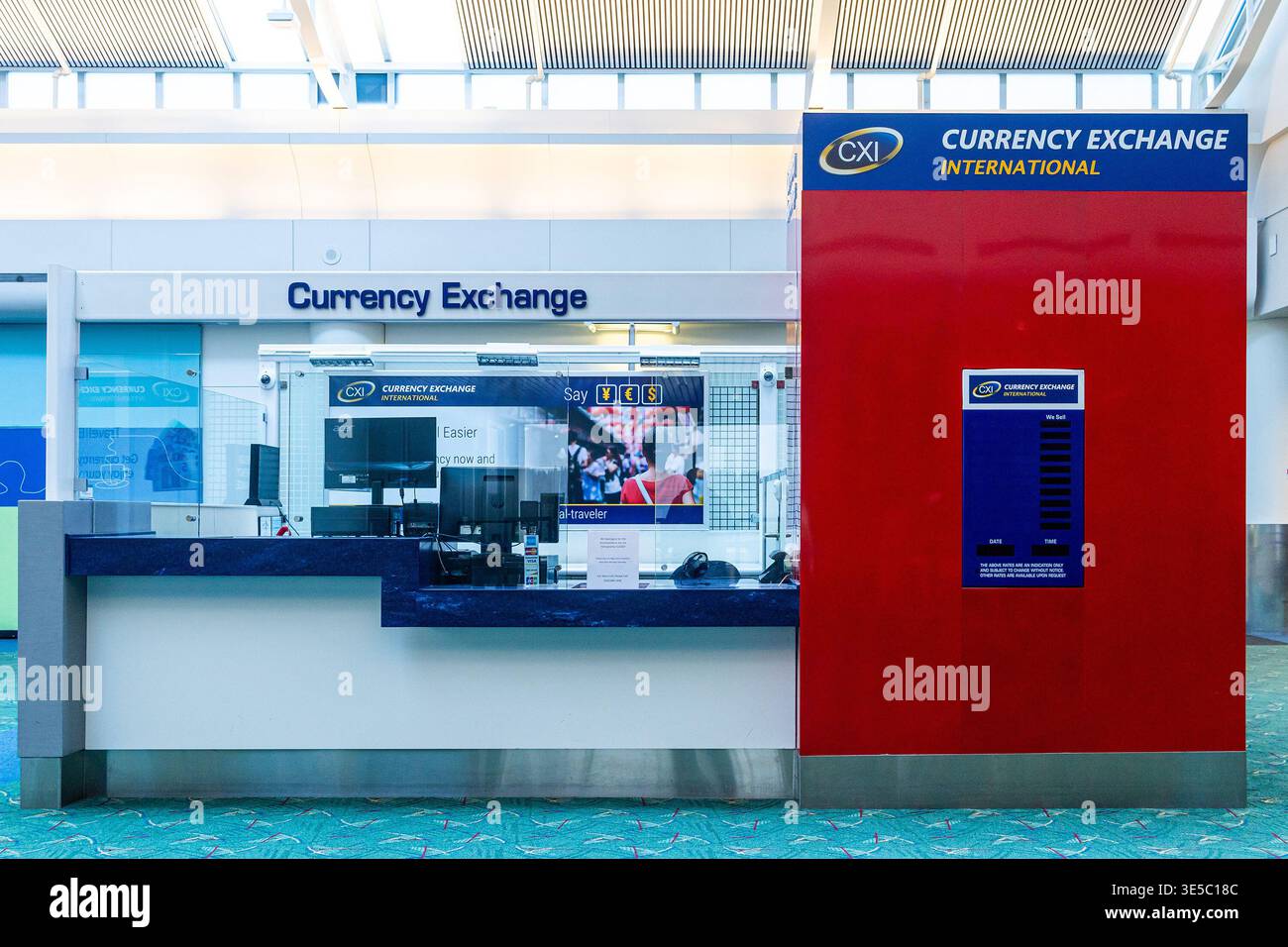 Cabina di cambio valuta presso un aeroporto, cambio valuta internazionale CXI, tecnologia di cambio valuta estera e stazione di servizio nell'aeroporto internazionale Foto Stock