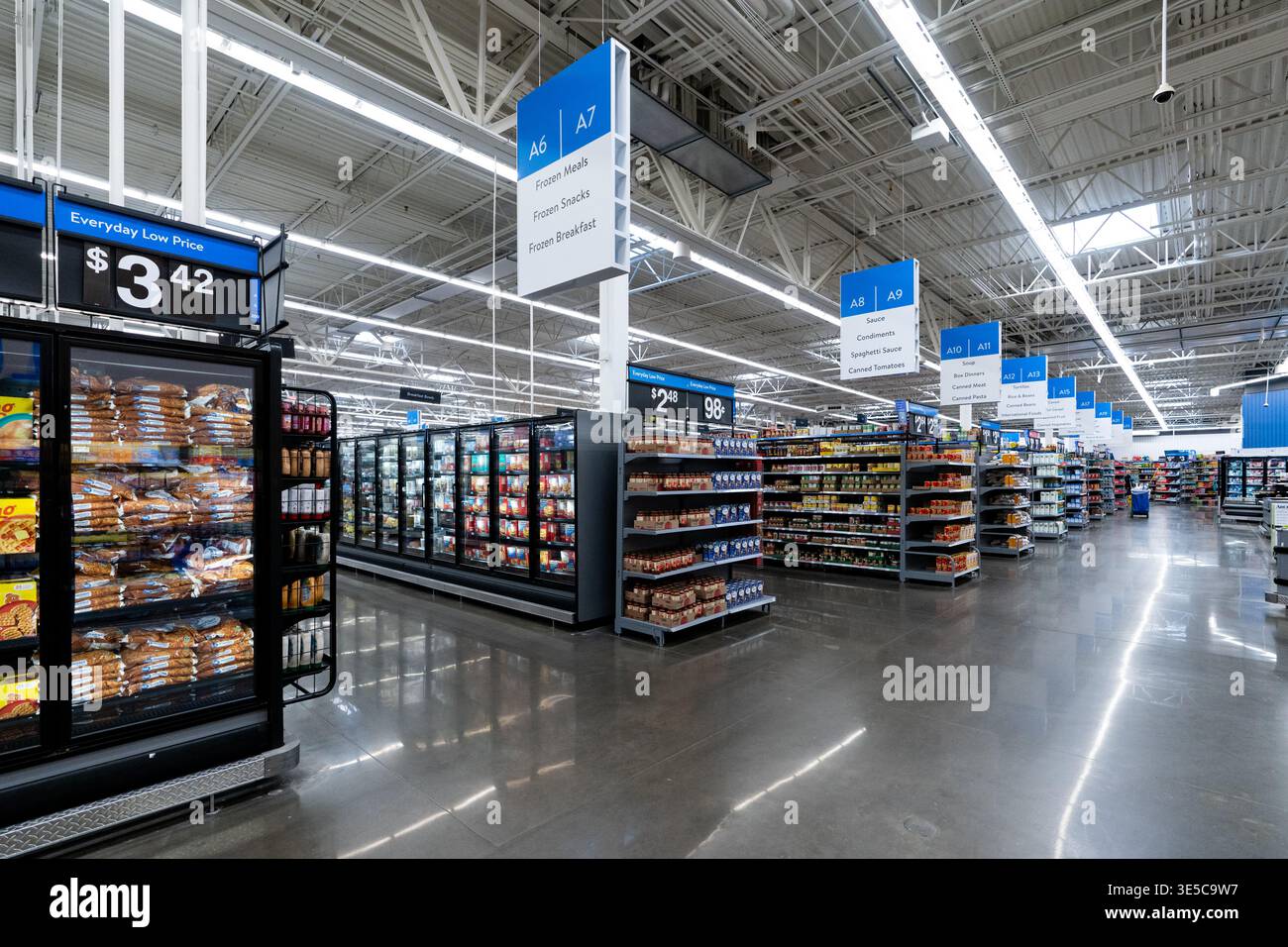 Walmart Supercenter, corridoi interni del magazzino di alimentari e surgelati, esperienza di shopping con ampia selezione e segnaletica di layout per la vendita al dettaglio Foto Stock
