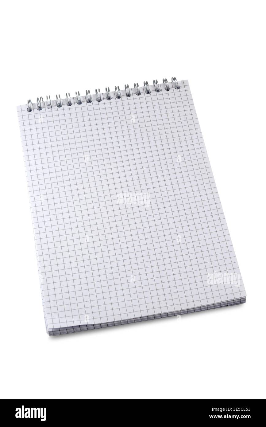 Blocco note a scacchi con rilegatura a spirale in metallo nella parte superiore, per prendere appunti a scuola o in ufficio, isolato sul bianco con percorso di ritaglio incluso Foto Stock