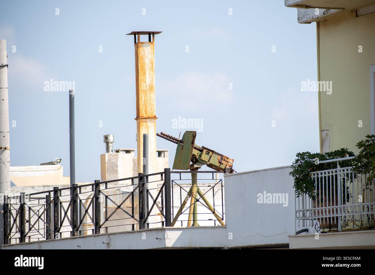 Una vecchia mitragliatrice m2 vista sul tetto di un edificio nel Pireo, in Grecia. Foto Stock