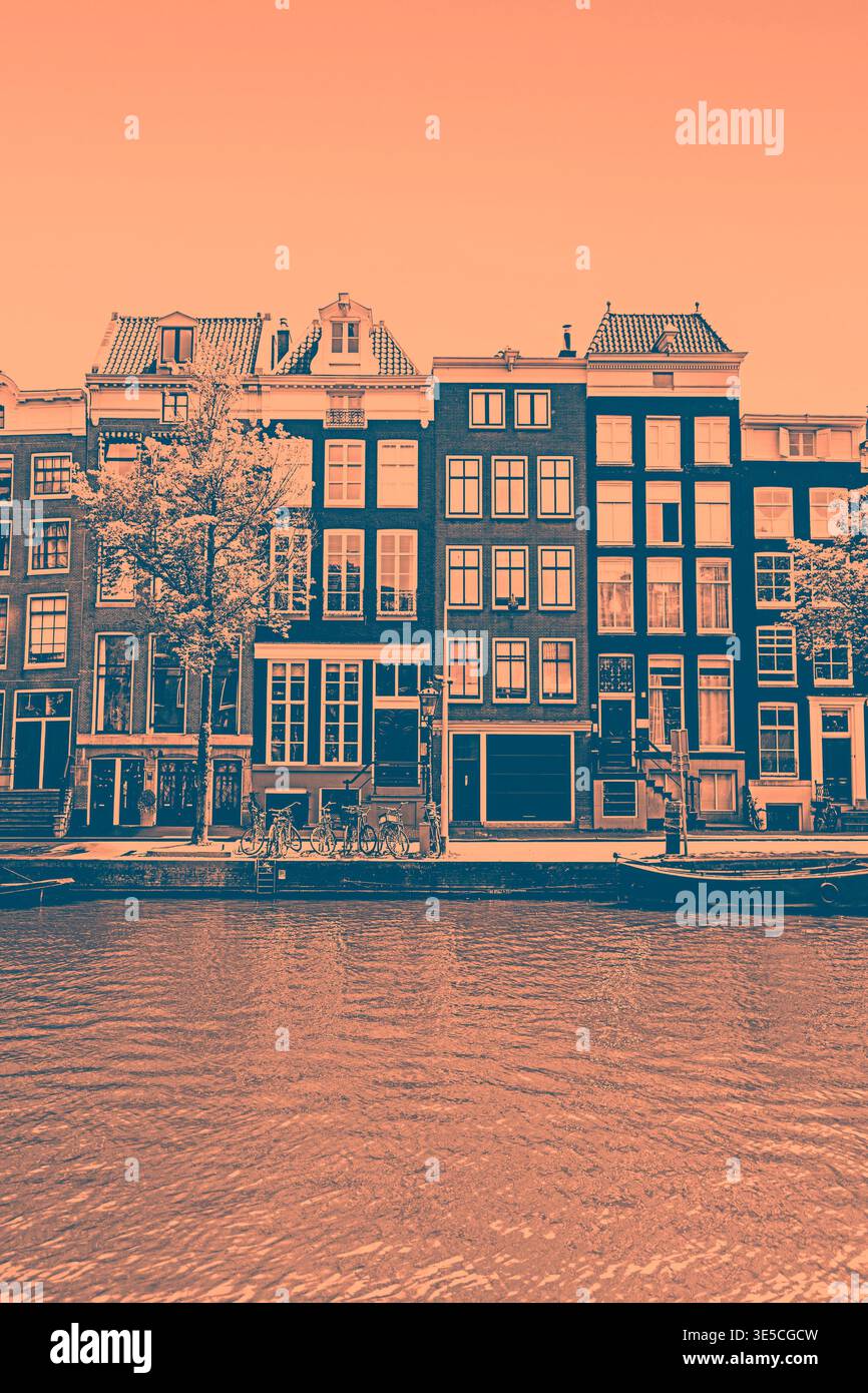 Iconiche case pendenti con filtro cian e Seppia duotone ad Amsterdam Foto Stock