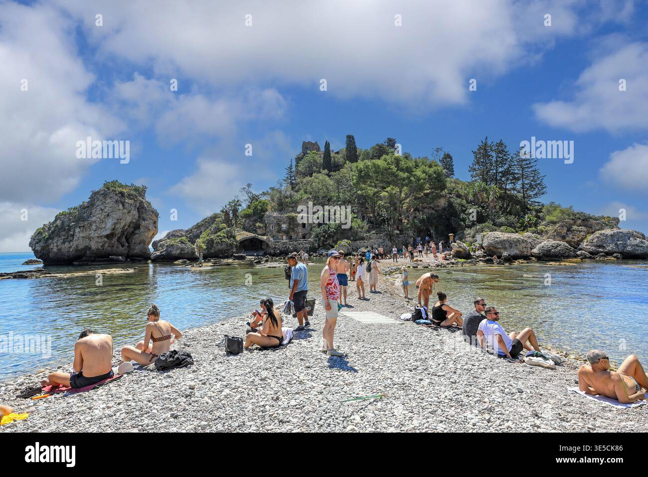 La piccola isola di Isola bella, una riserva naturale nei pressi di Taormina, Sicilia, Italia, Europa Foto Stock
