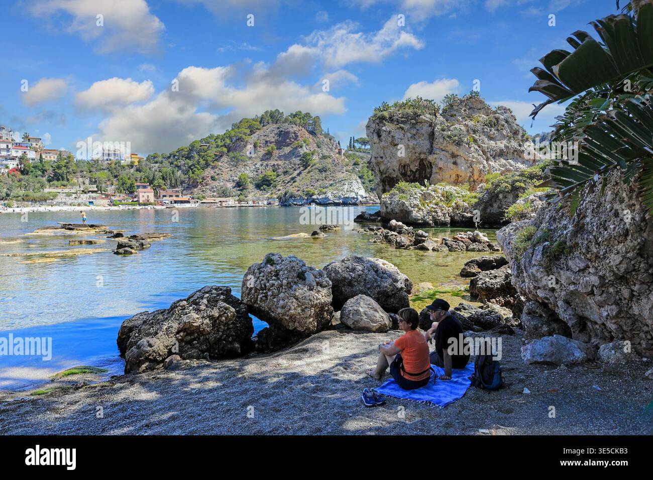 La piccola isola di Isola bella, una riserva naturale nei pressi di Taormina, Sicilia, Italia, Europa Foto Stock