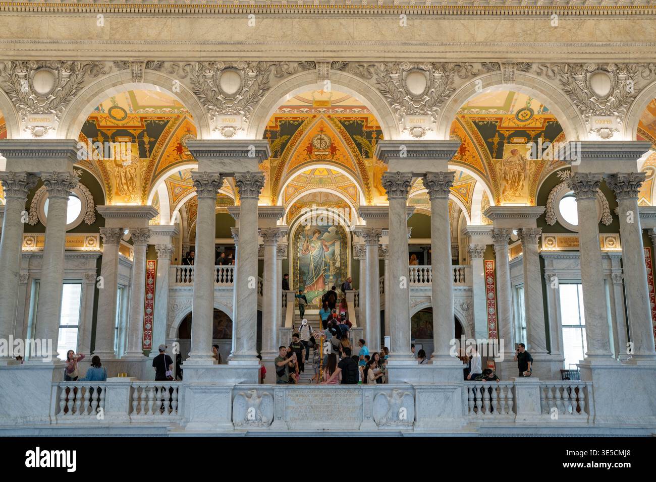 Washington D.C. - 19 marzo 2025: Interni ornati della Biblioteca del Congresso con persone che girano intorno a Washington D.C. Foto Stock