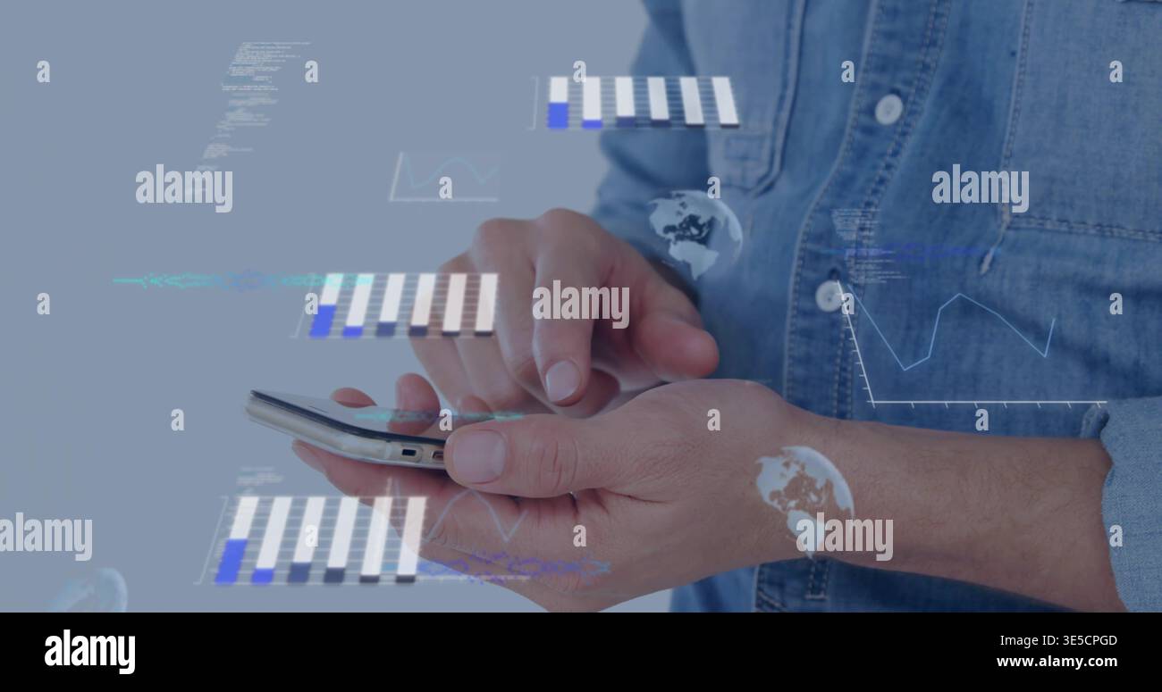 Toccando le mani maschili con lo smartphone in studio, camicia in denim che mostra le visualizzazioni dei dati sullo schermo Foto Stock