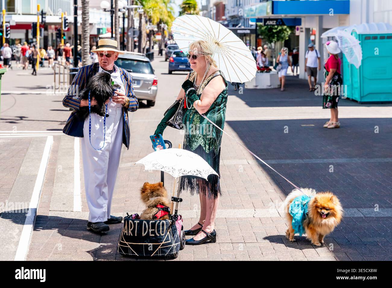 Gente del posto in costume Art Deco che cammina con i cani da compagnia durante il Napier Art Deco Festival, Napier, Hawke's Bay, nuova Zelanda Foto Stock