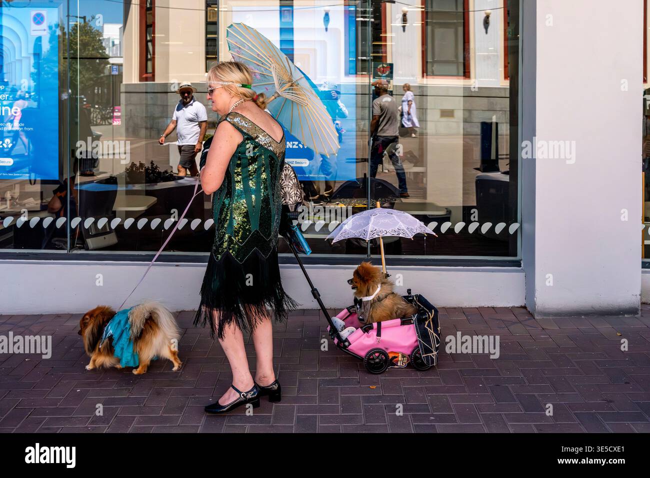 Gente del posto in costume Art Deco che cammina con i cani da compagnia durante il Napier Art Deco Festival, Napier, Hawke's Bay, nuova Zelanda Foto Stock