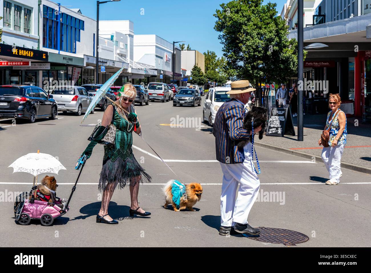 Gente del posto in costume Art Deco che cammina con i cani da compagnia durante il Napier Art Deco Festival, Napier, Hawke's Bay, nuova Zelanda Foto Stock