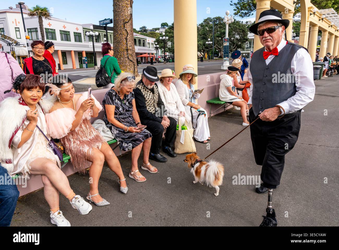 La gente del posto in costume Art Deco aspetta l'inizio della Deco Dog Parade, il Napier Art Deco Festival, Napier, Hawke's Bay, nuova Zelanda Foto Stock