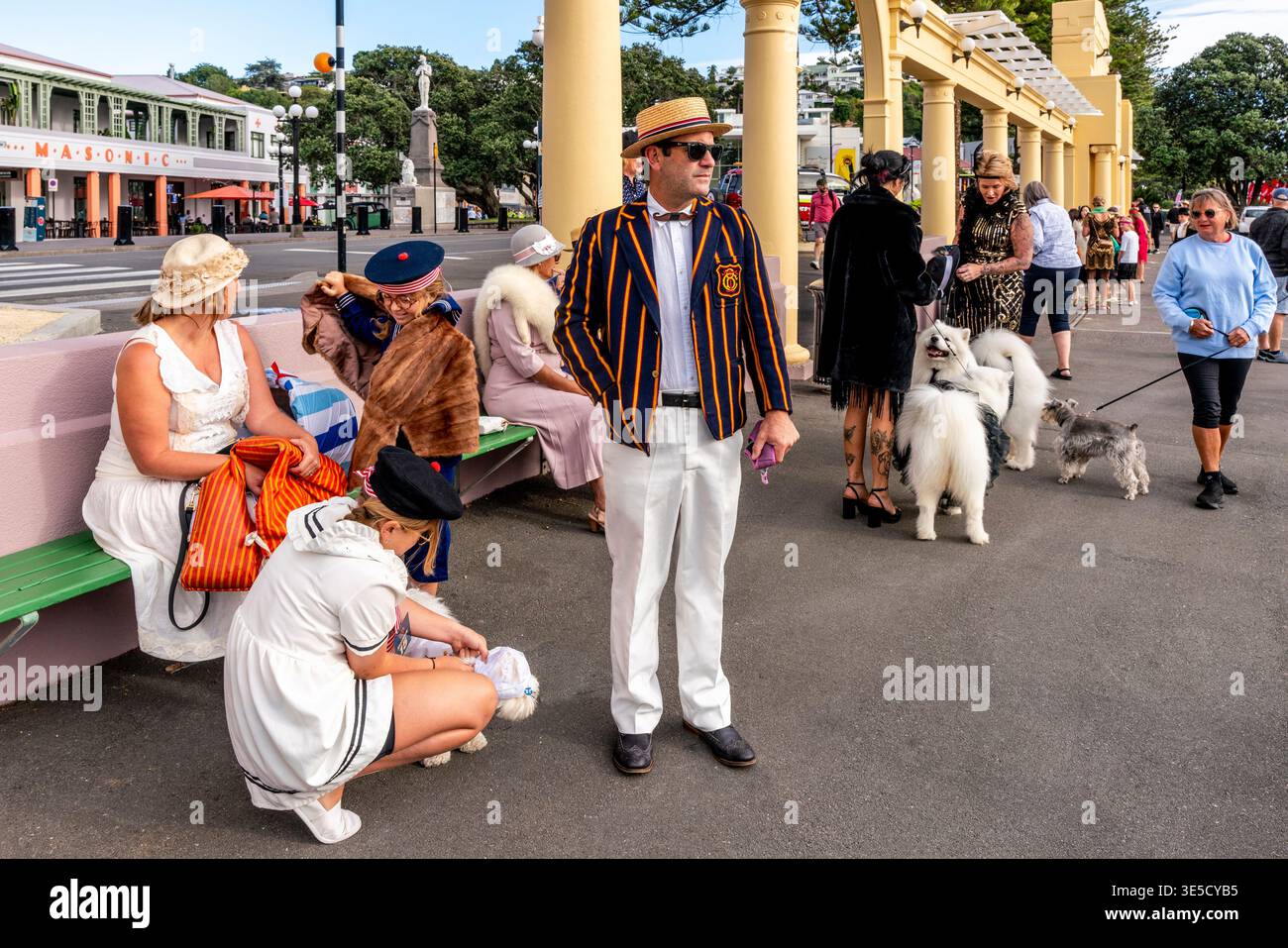 La gente del posto in costume Art Deco aspetta l'inizio della Deco Dog Parade, il Napier Art Deco Festival, Napier, Hawke's Bay, nuova Zelanda Foto Stock