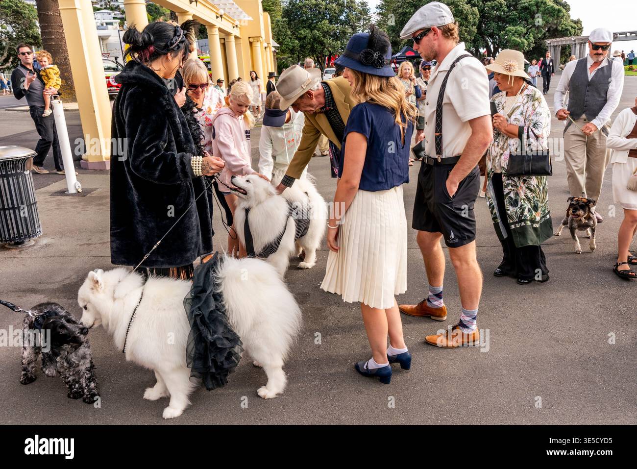Gli appassionati di costumi Art Deco e i loro cani da compagnia attendono l'inizio della Deco Dog Parade, del Napier Art Deco Festival, di Napier, di Hawke's Bay, nuova Zelanda Foto Stock