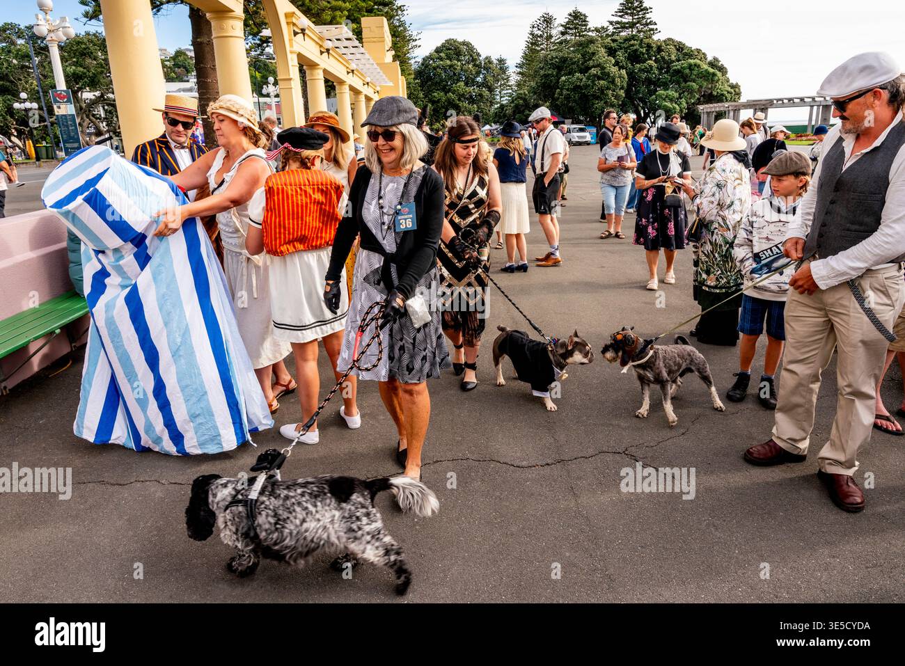 Gli amanti del costume Art Deco con i loro cani da compagnia aspettano l'inizio della Deco Dog Parade, Napier Art Deco Festival, Napier, Hawke's Bay, nuova Zelanda Foto Stock
