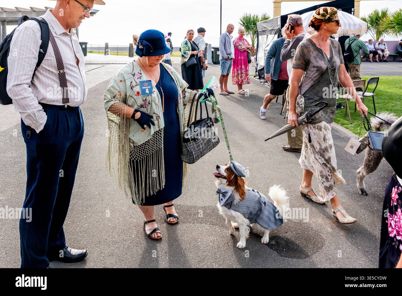 Una donna in costume Art Deco con il suo cane da compagnia attende l'inizio della Deco Dog Parade, Napier Art Deco Festival, Napier, Hawke's Bay, nuova Zelanda Foto Stock
