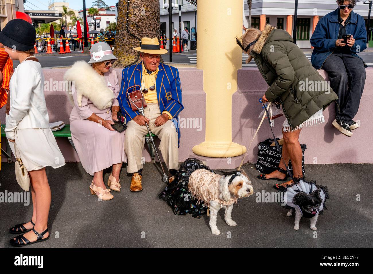 Una donna in costume Art Deco insieme ai suoi PET Dogs attende l'inizio della Deco Dog Parade, Napier Art Deco Festival, Napier, nuova Zelanda Foto Stock