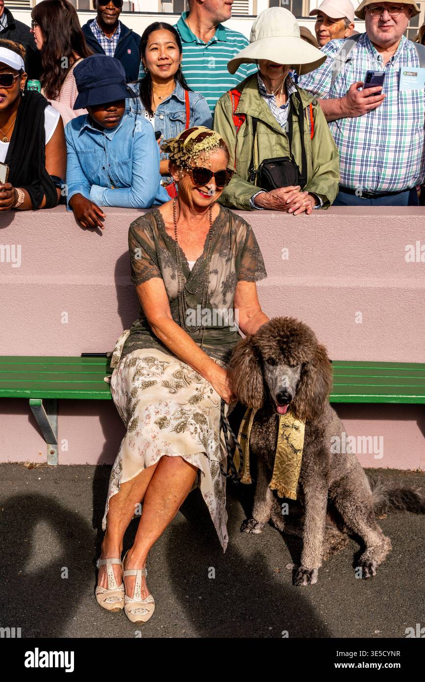 Una donna in costume Art Deco e il suo cane da compagnia aspettano l'inizio della Deco Dog Parade, Napier Art Deco Festival, Napier, Hawke's Bay, nuova Zelanda Foto Stock