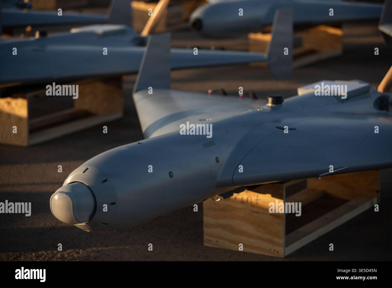 Luogo non divulgato, Stati Uniti. 23 novembre 2025. I droni LUCAS o Low-Cost Unmanned Combat Attack System sono posizionati sull'asfalto in una base nell'area operativa del comando centrale degli Stati Uniti, il 23 novembre 2025, in un luogo sconosciuto. Il drone LUCAS è stato sviluppato da SpektreWorks dalla reverse engineering del drone iraniano HESA Shahed 136.Credit: Handout/U.S. Air Force Photo/Alamy Live News Foto Stock