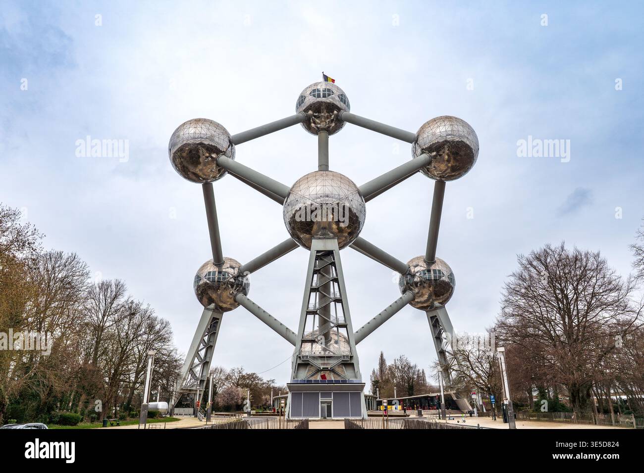 Una maestosa ripresa dall'angolo basso dell'Atomium di Bruxelles. Questa struttura in acciaio, costruita per Expo 58, rappresenta un cristallo di ferro ingrandito 165 miliardi di volte, Foto Stock