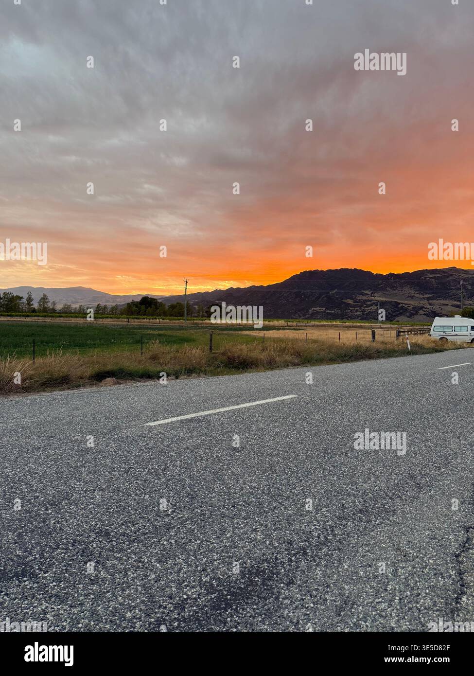 Bellissimo pomeriggio nuvoloso a Cromwell, nuova Zelanda - Immagine stock catturata con smartphone