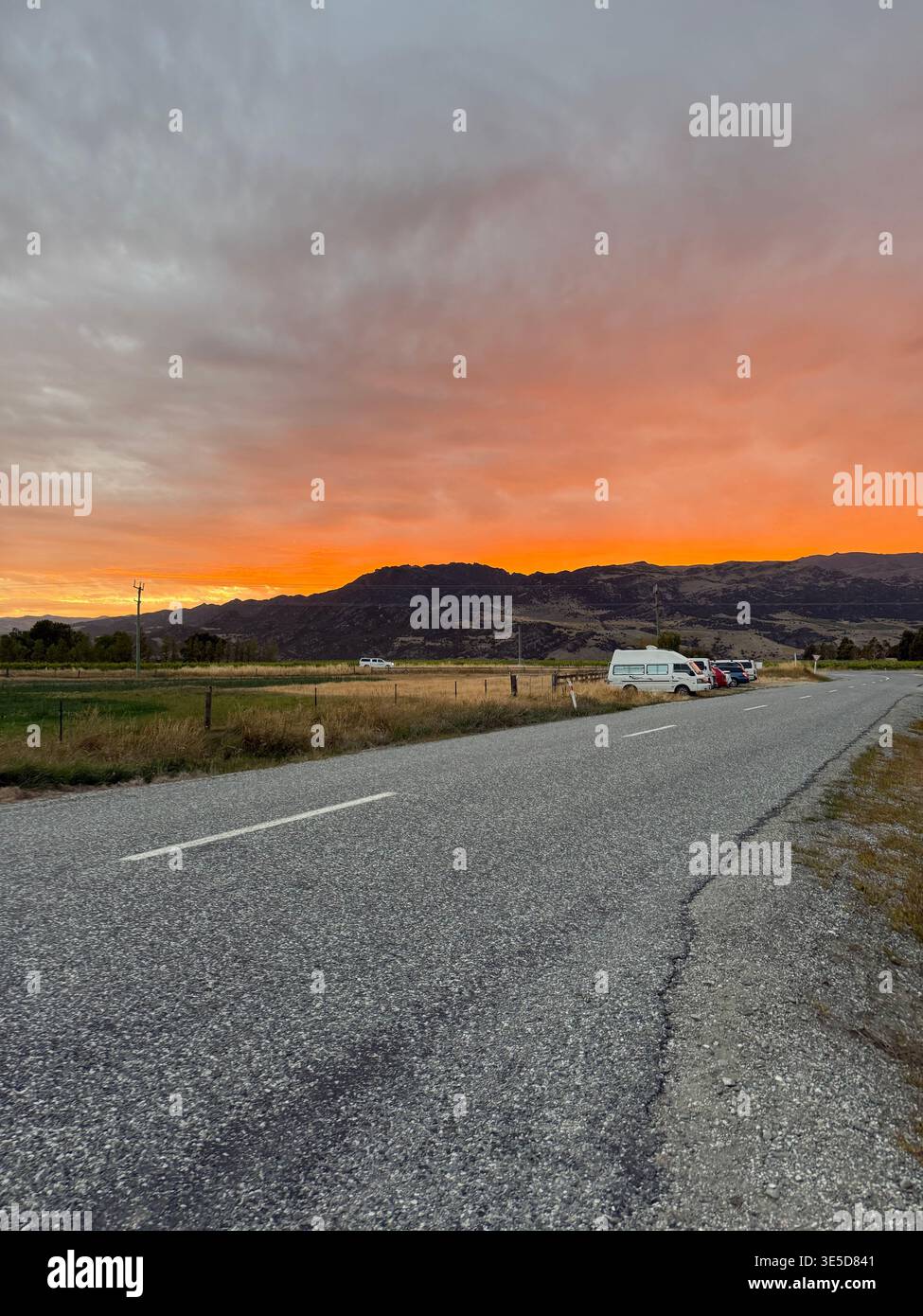 Bellissimo pomeriggio nuvoloso a Cromwell, nuova Zelanda - Immagine stock catturata con smartphone