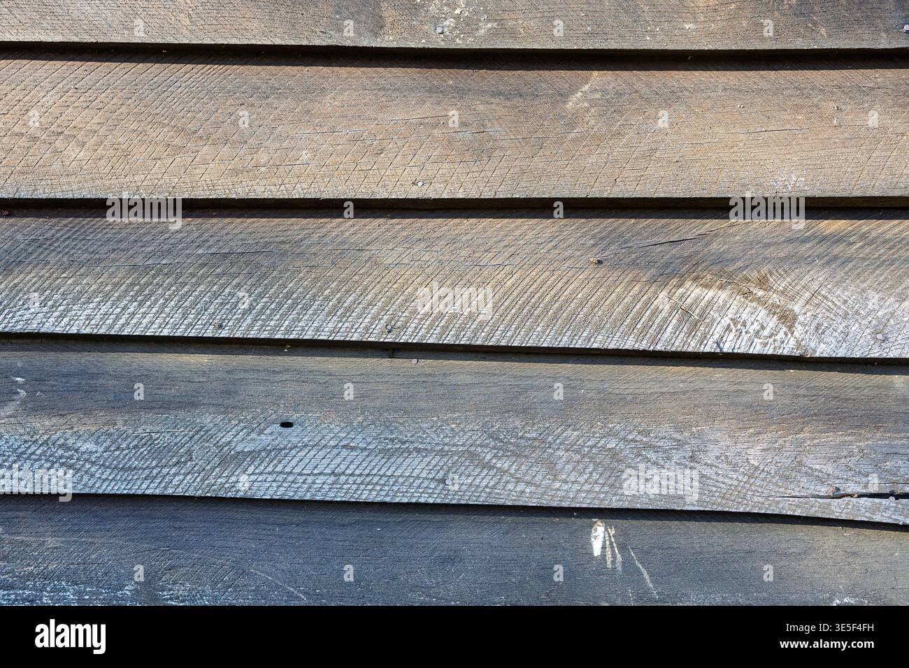 Fiancate in legno con assi orizzontali, grana visibile, nodi e fori per chiodi; struttura esterna rustica perfetta per sfondi, mockup di design, Foto Stock