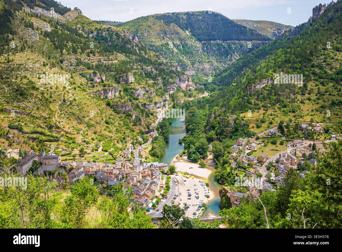 Vista aerea su Sainte-Enimie, uno dei più bei villaggi della valle del Tarn, in Francia Foto Stock