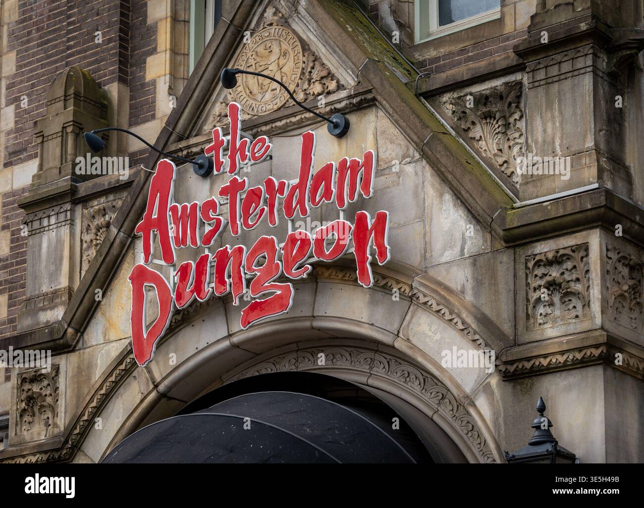 Amsterdam, Paesi Bassi, 31.03.2026, l'esterno dell'attrazione infestata dai fantasmi dell'Amsterdam Dungeon con logo sulla facciata dell'edificio Foto Stock