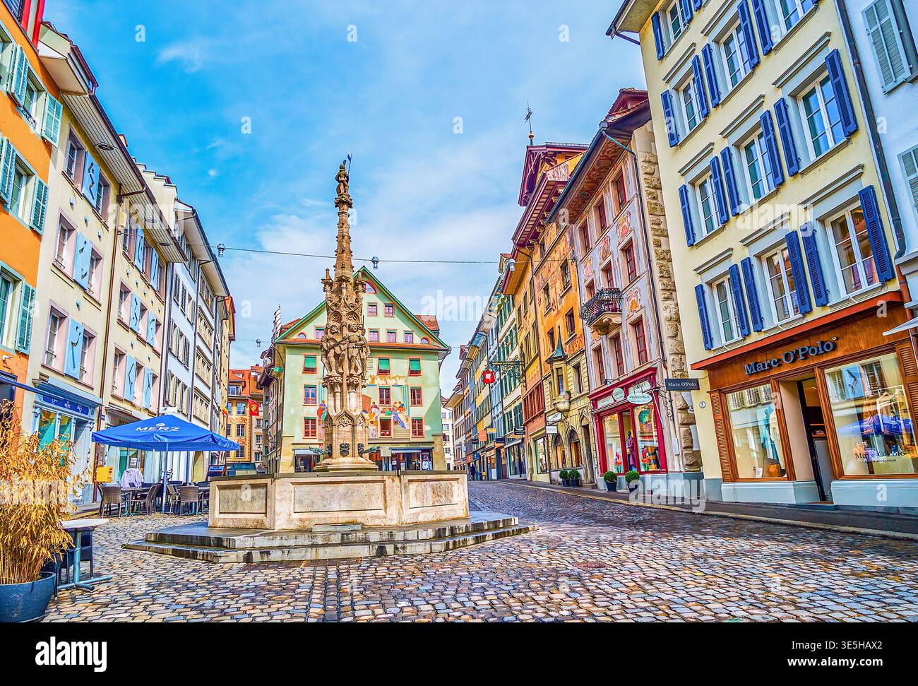 LUCERNA, SVIZZERA - 30 MARZO 2022: Piazza Weinmarkt è uno dei luoghi migliori della città vecchia per esplorare l'eccezionale architettura medievale della Suisse, ON Foto Stock