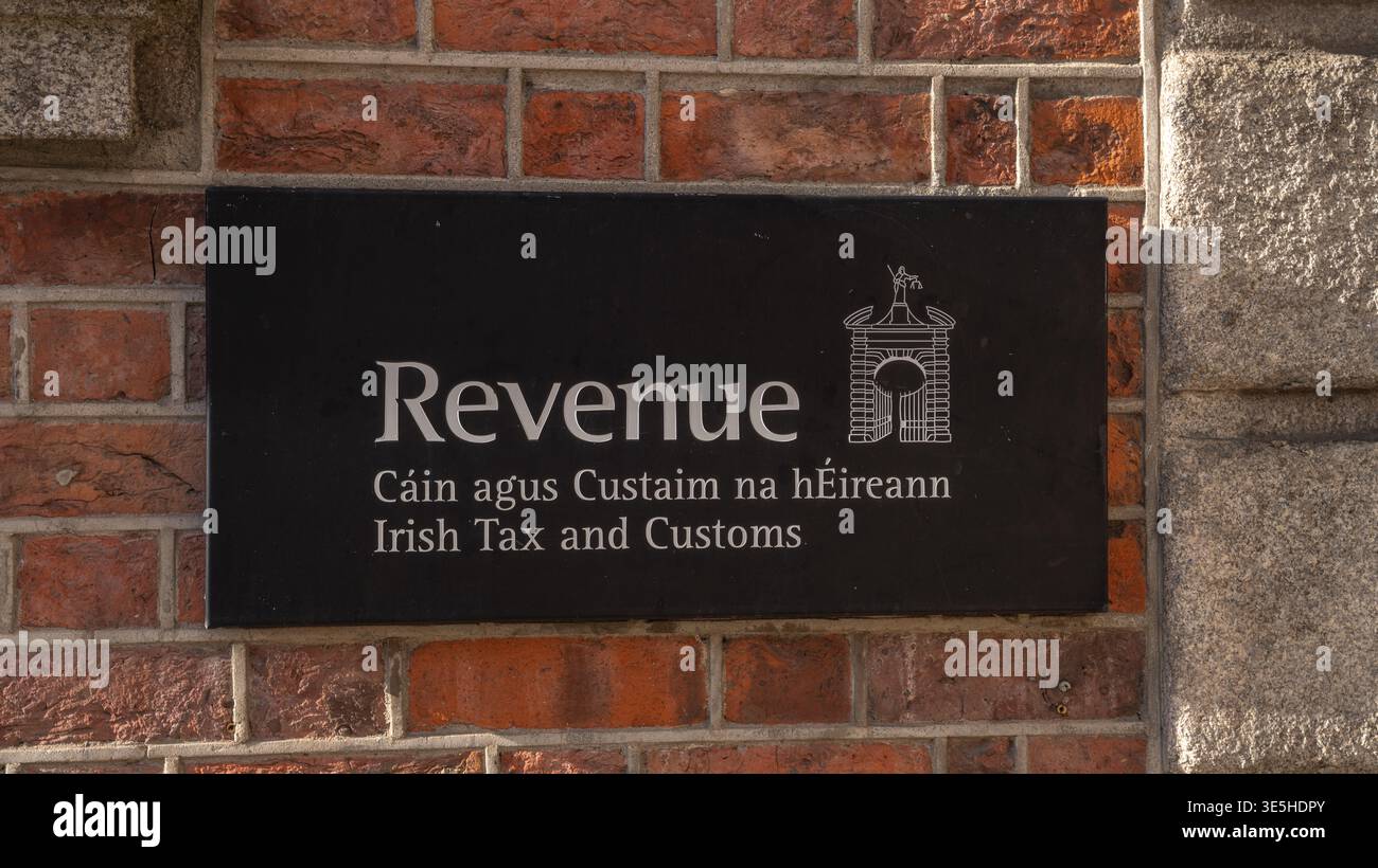 Dublino, Dublino, Irlanda - 1° aprile 2026: Segnaletica dei commissari delle entrate presso il castello di Dublino, imposte sulle entrate e dogane del governo irlandese Foto Stock