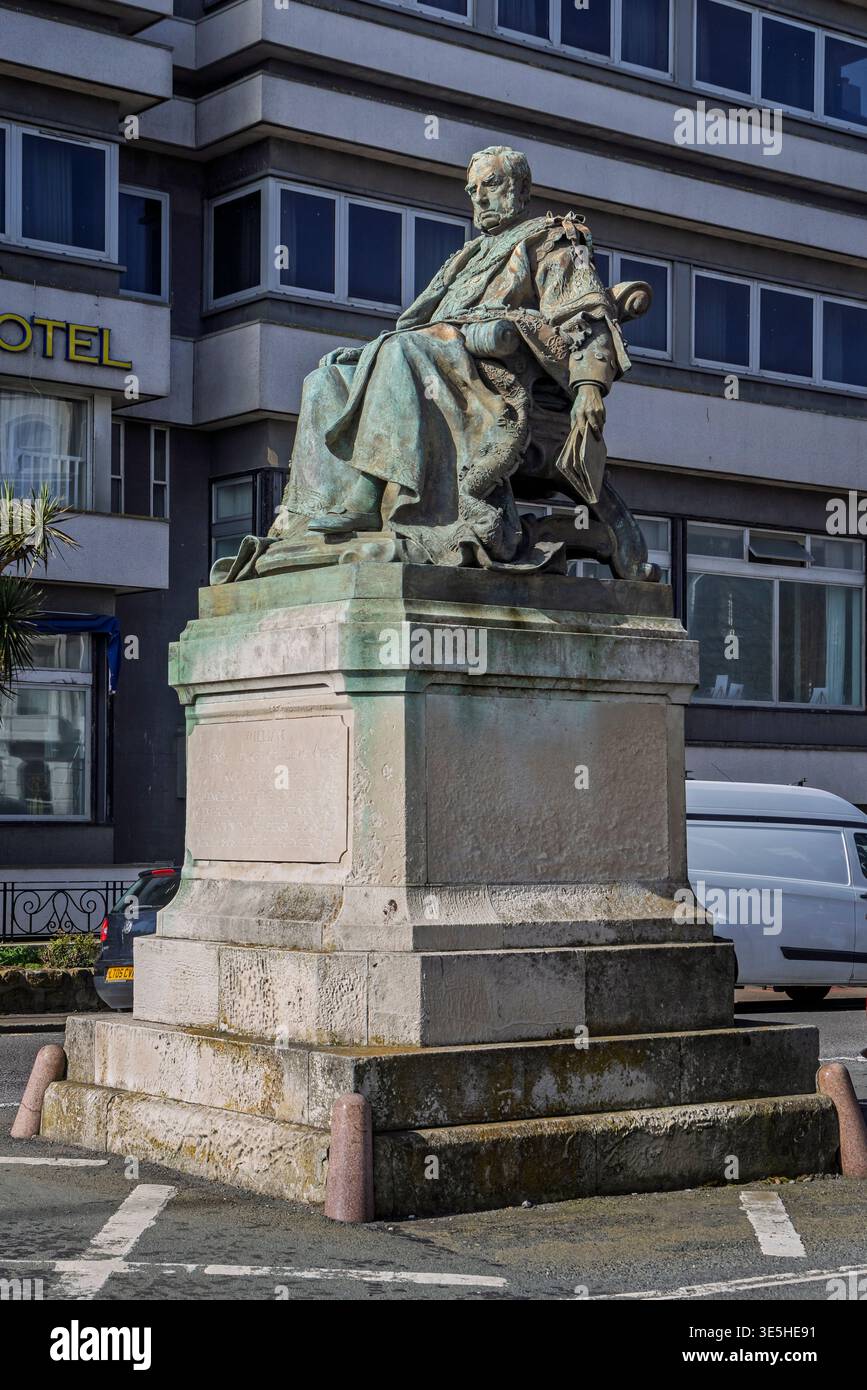 Statua in bronzo di William Cavendish, VII duca di Devonshire a Devonshire Place, Eastbourne, East Sussex, Regno Unito il 30 marzo 2026 Foto Stock
