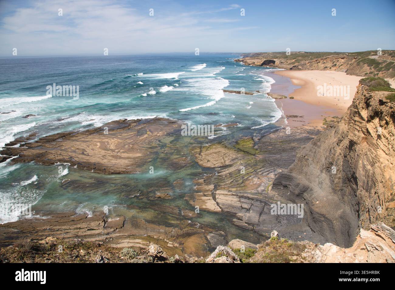 Vista aerea della costa frastagliata, della piattaforma di marea rocciosa e della spiaggia sabbiosa lungo il Fishermans Trail, Portogallo. Foto Stock