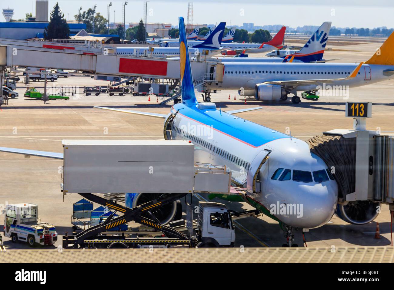 Aeroporto affollato con aerei e veicoli di servizio ad Antalya, Turchia Foto Stock