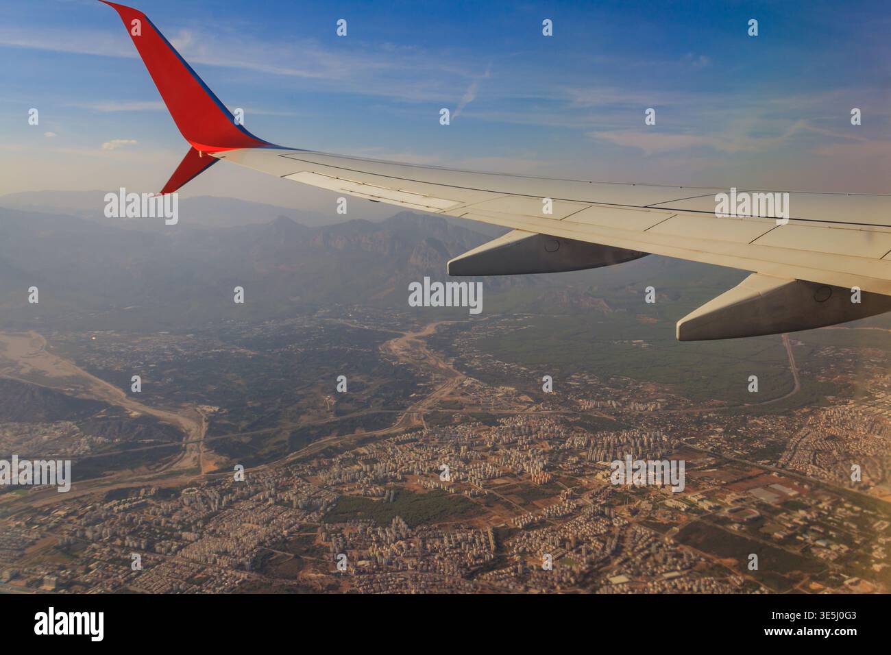 Vista dalla finestra dell'aereo sull'ala dell'aereo. Concetto di volo e di viaggio Foto Stock