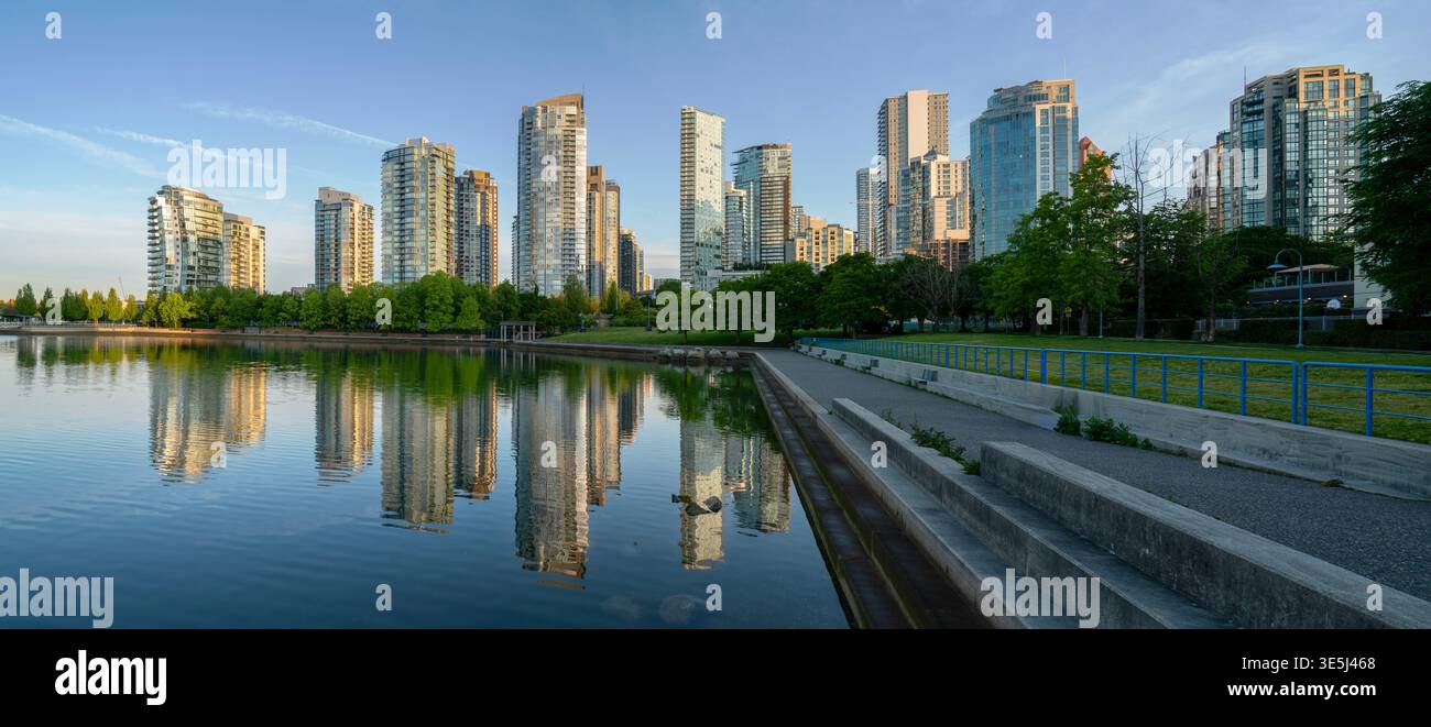 Panorama tranquillo all'alba Reflection False Creek a Vancouver. Yaletown si erge sul litorale di False Creek all'alba a Vancouver. Columbia Britannica. Foto Stock