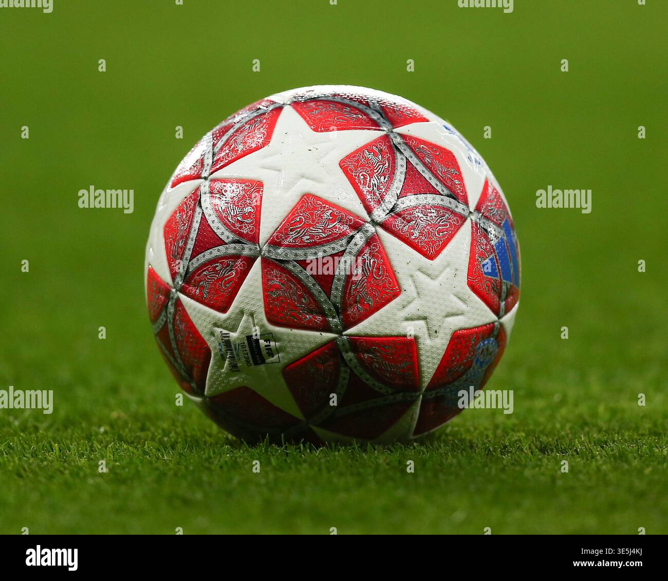 Londra, Regno Unito. 1 aprile 2026. LONDRA, INGHILTERRA - 1 APRILE: Il pallone della partita durante il match di secondo livello della UEFA Women Champions League 2025/26 tra Chelsea e Arsenal allo Stamford Bridge il 1° aprile 2026 a Londra, Inghilterra. Credito: SPP Sport Press Photo. /Alamy Live News Foto Stock