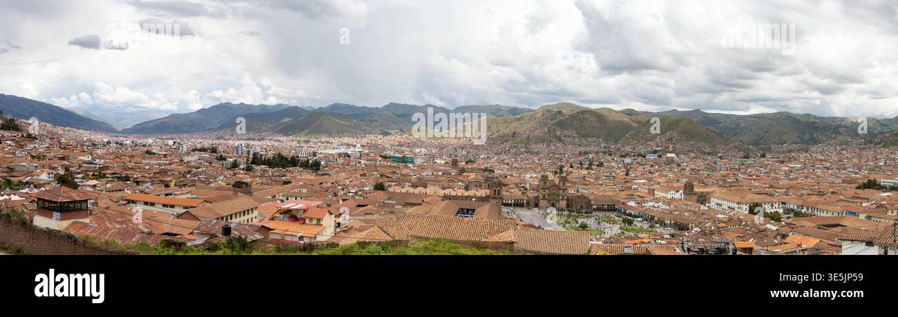 Vista panoramica della città imperiale di Cusco o Cuzco in Perù Foto Stock