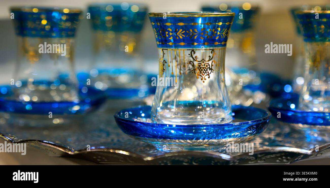 Bicchieri da tè turchi blu e oro ornati su vassoio argento, Istanbul, Turchia Foto Stock