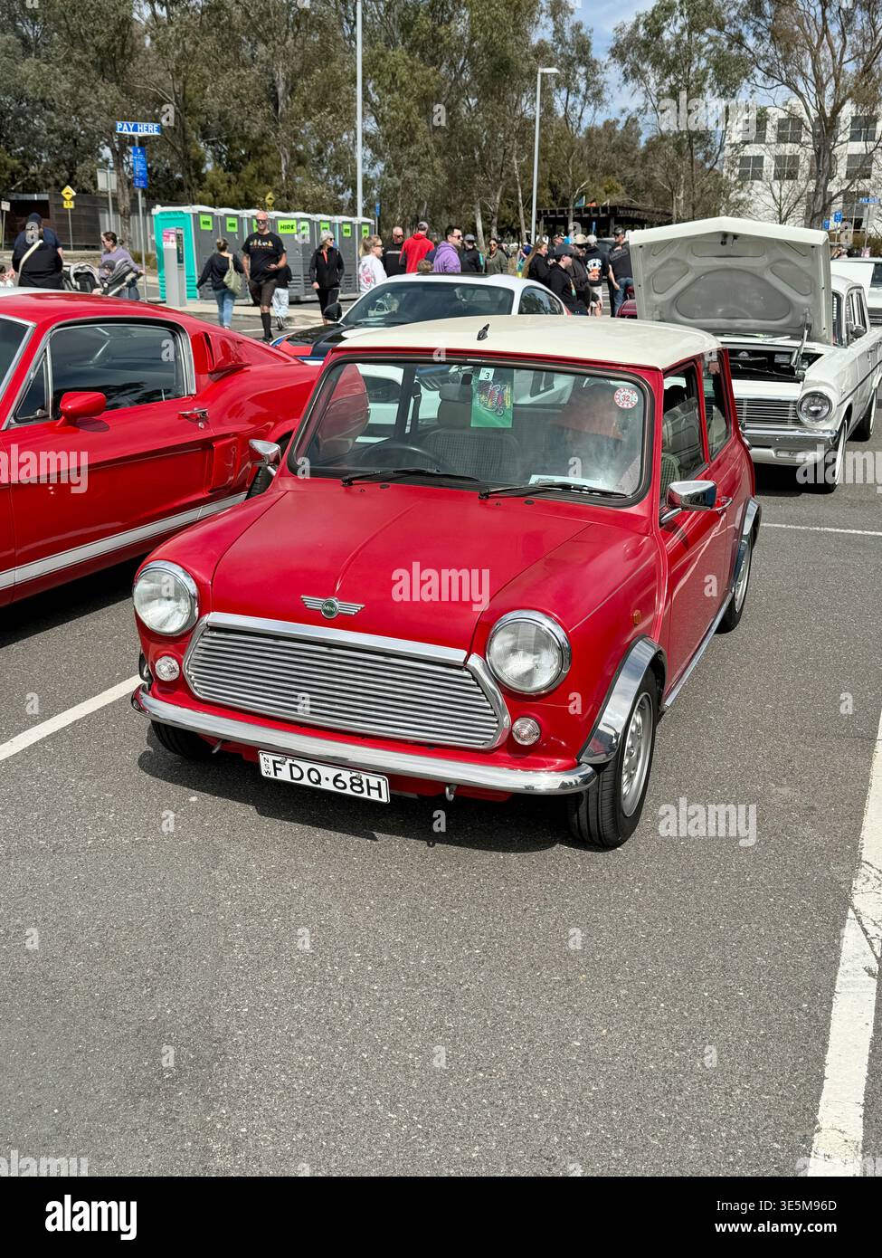 Un'auto Mini Cooper, Morris Mini, rossa d'epoca in mostra. All'esposizione e esposizione di auto d'epoca Classic Cruise a Canberra, Australia. Foto Stock