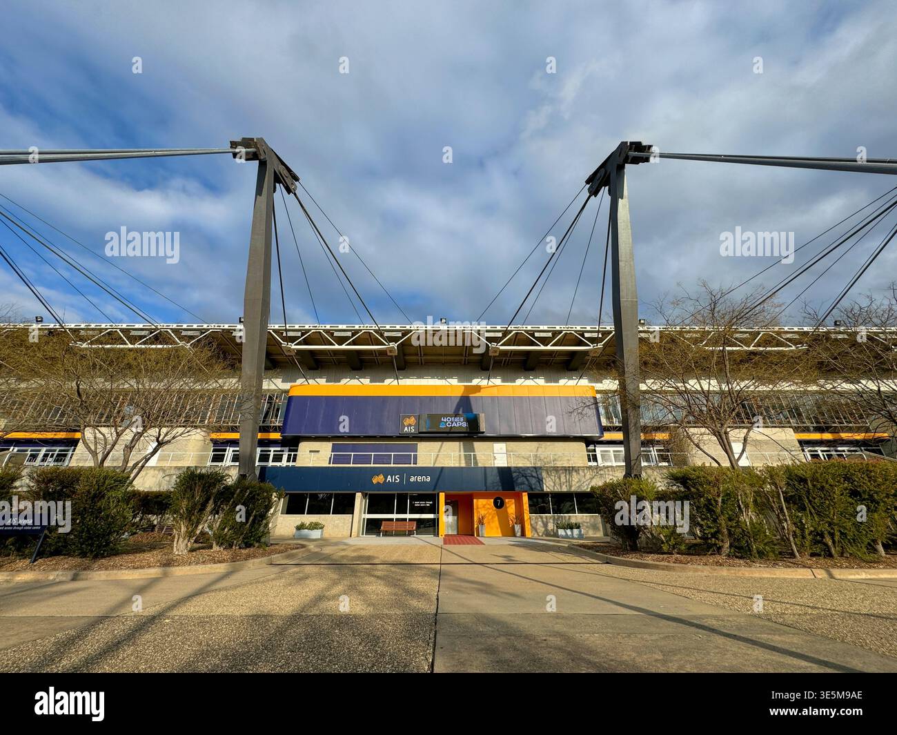 Vista della moderna facciata esterna, design via cavo. Presso l'arena AIS dell'Australia Institute of Sport Training Complex di Canberra, Australia. Foto Stock