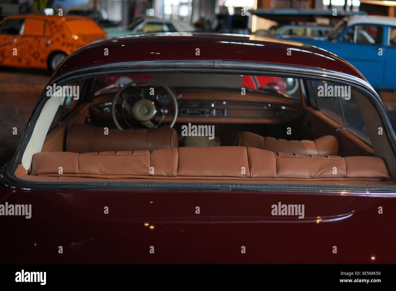 Shanghai, 2 marzo 2026, Mercedes d'epoca di lusso con vista interna dettagliata, design senza tempo, sedili in pelle marrone e classico Foto Stock