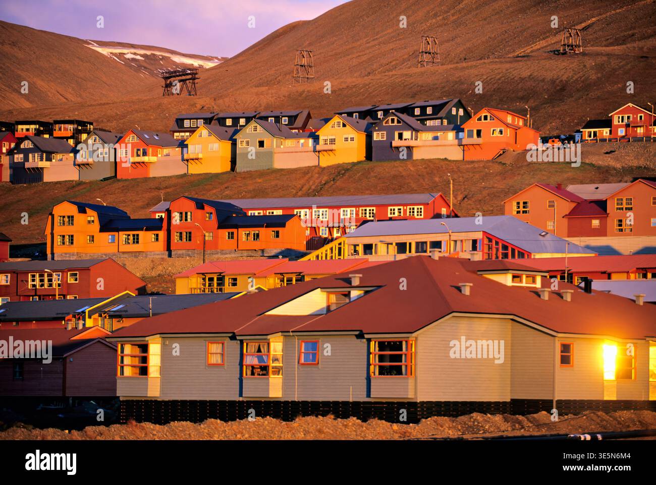Gli edifici di Longyearbyen brillano sotto il tramonto. La disposizione mostra vari colori e forme delle case in questa città artica. Foto Stock