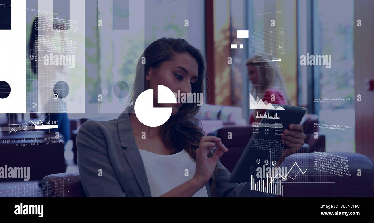 Toccare la donna d'affari con un blazer grigio che esamina il tablet in sala, le carte digitali si sovrappongono alla scena Foto Stock