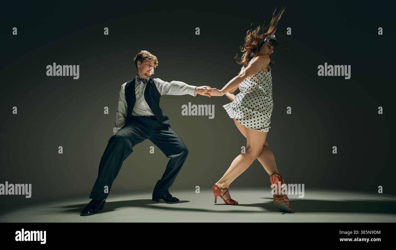 Coppia felice che balla tenendosi per mano gioiosa scena di relazione di stile di vita. Foto Stock
