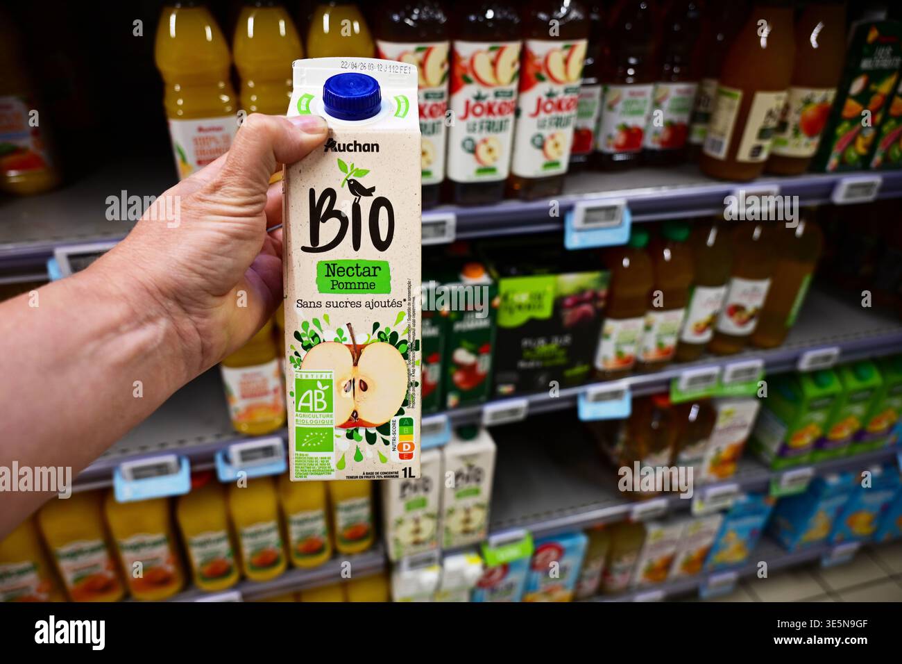 Succo Bio Label in un negozio di alimentari Foto Stock