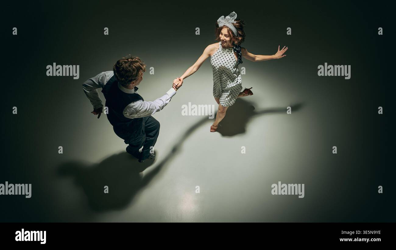 Elegante scena da studio creativa in stile retrò con movimento espressivo Foto Stock