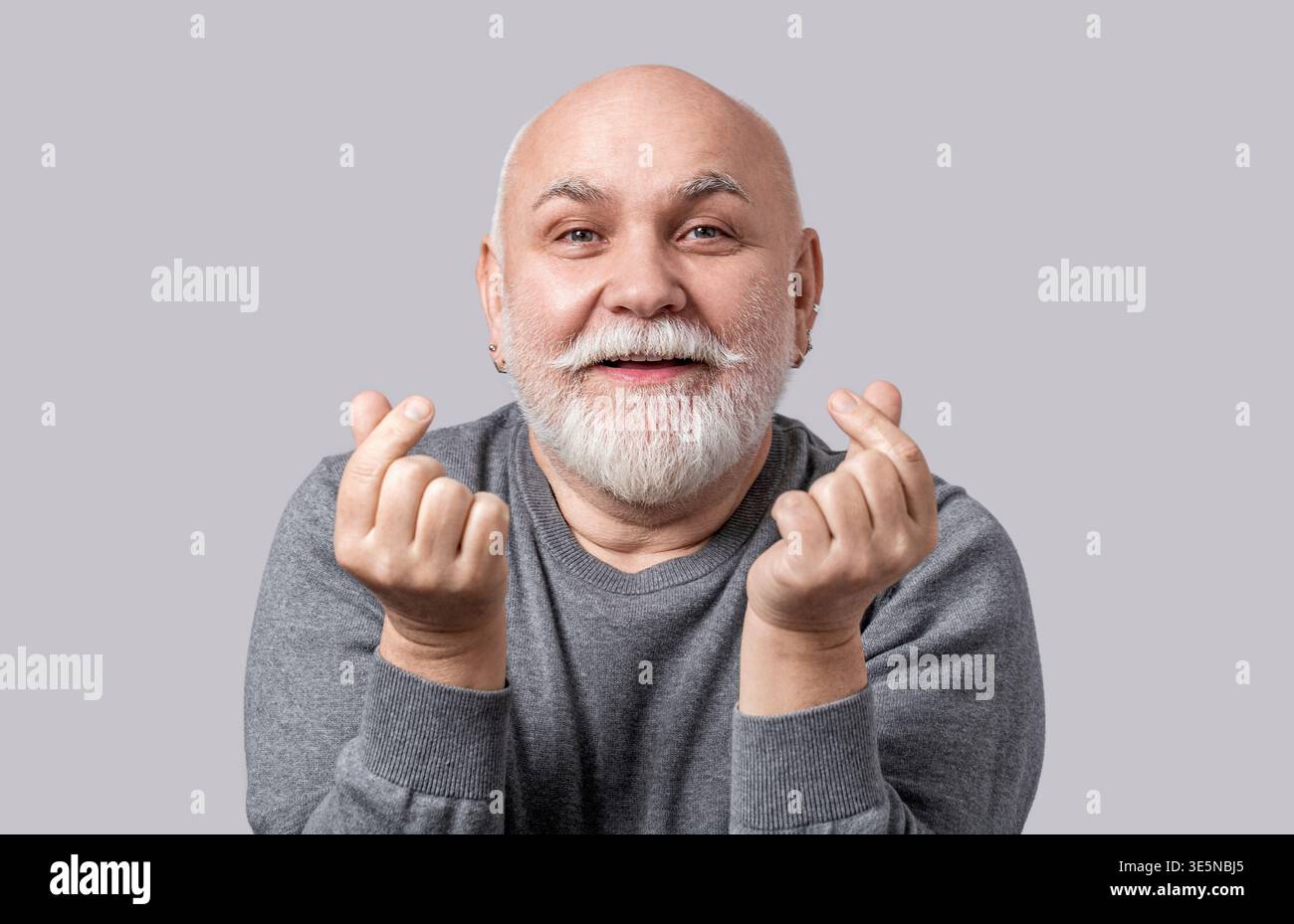 Simbolo cuore mani amore segno cuore posa mano. La mano del vecchio nel fare un gesto cardiaco con un dito, simboleggiando l'amore. Uomo anziano allegro uomo anziano toothy Foto Stock