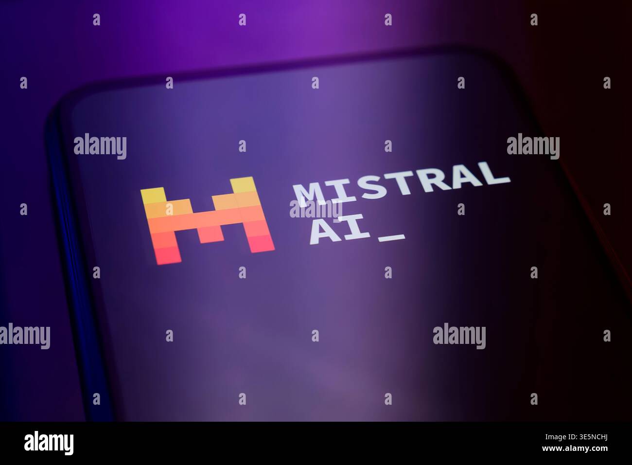 Parigi, Francia. 1 aprile 2026. Vista in prospettiva del logo Mistral ai su un dispositivo mobile, evidenziando l'icona arancione "M" in pixel. Foto Stock