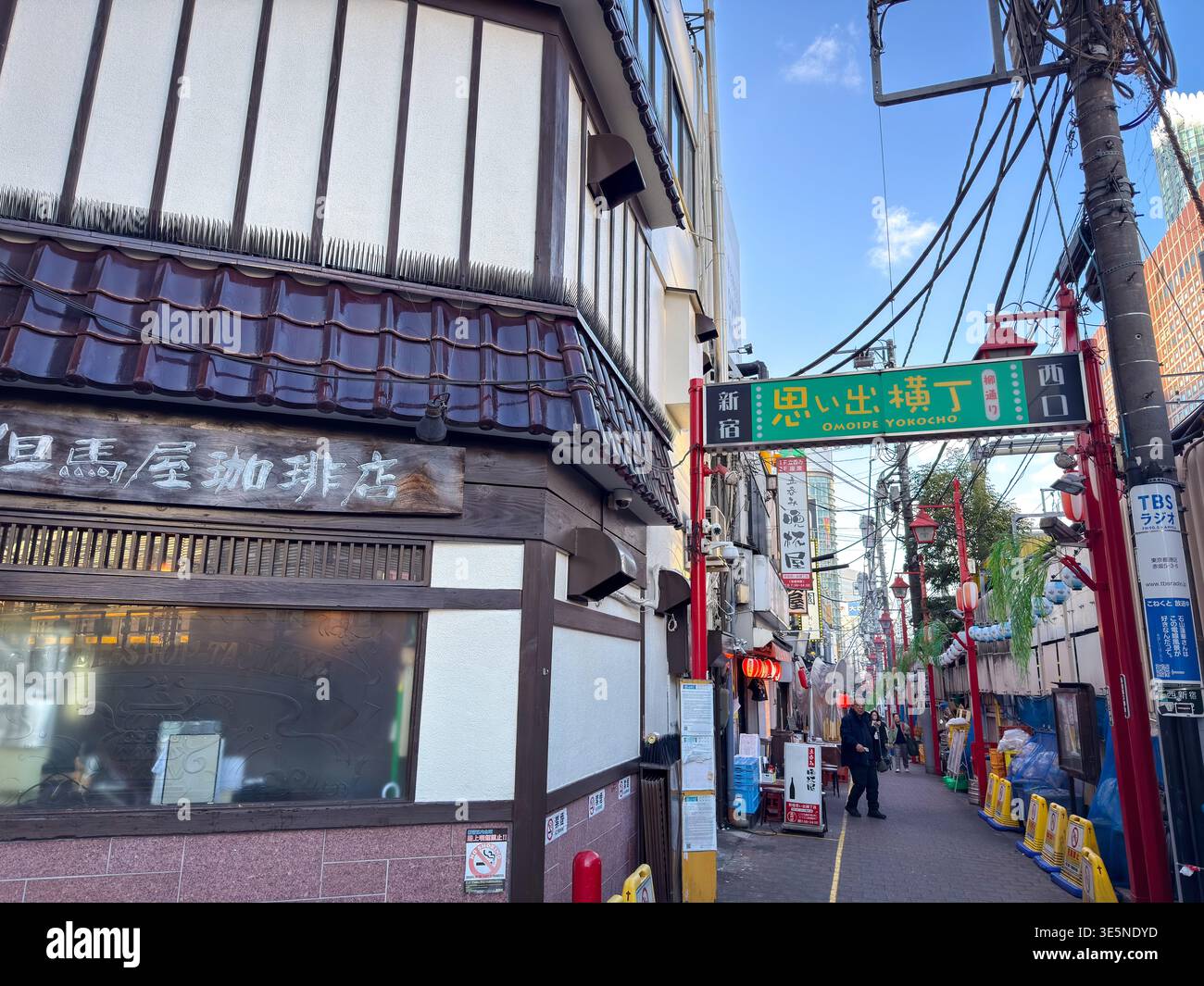 Tokyo, Giappone - 22 febbraio 2026: Omoide Yokocho con piccoli vicoli di bar e ristoranti, luogo vivace e nostalgico. Foto Stock