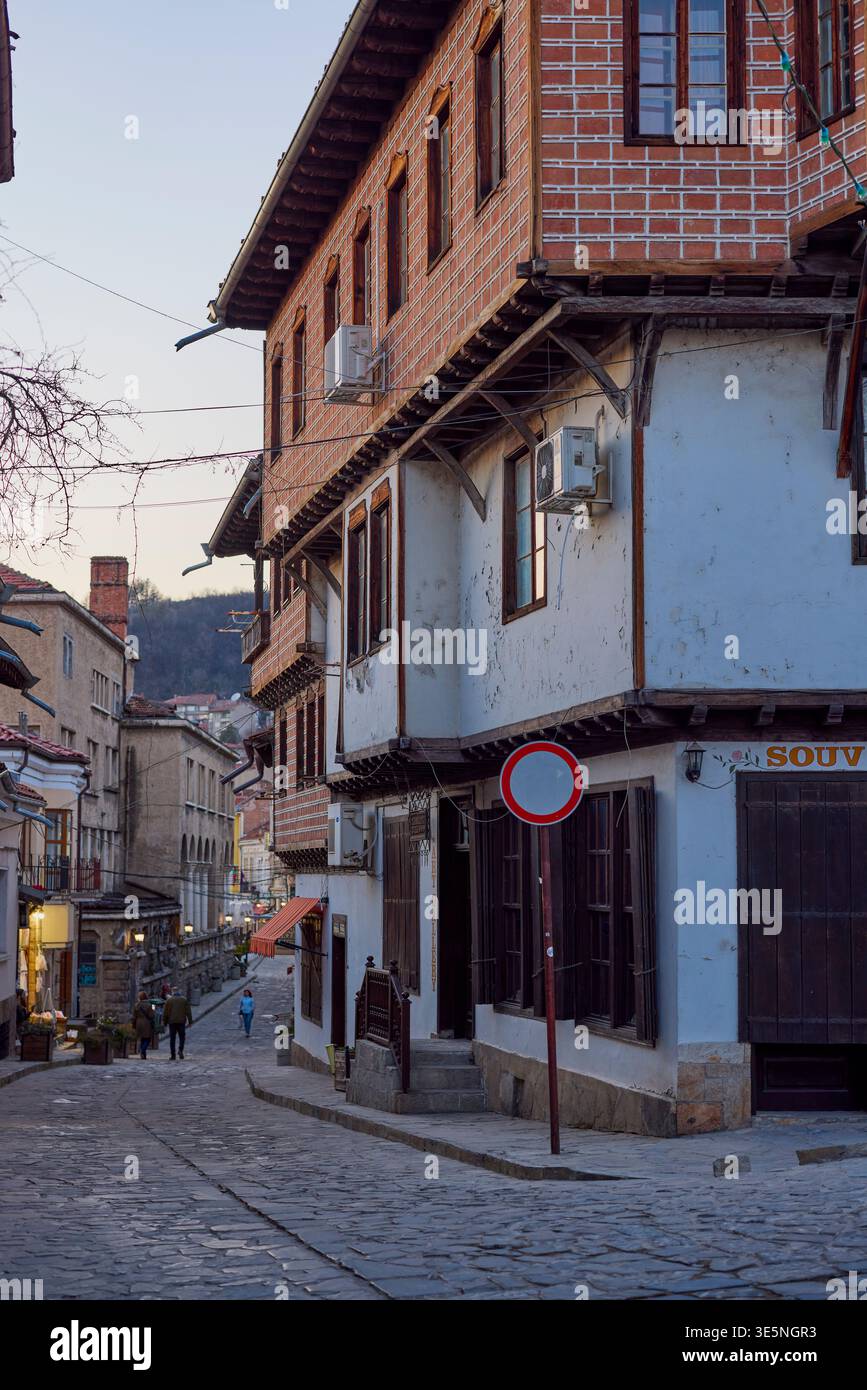 Veliko Tarnovo Bulgaria 13 marzo 2026. immagini generiche della città con varie attrazioni turistiche, strade ed edifici. Foto Stock