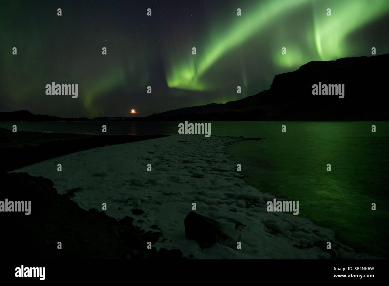 Aurora boreale sul fiordo di luna crescente scorre il ghiaccio in Islanda Foto Stock