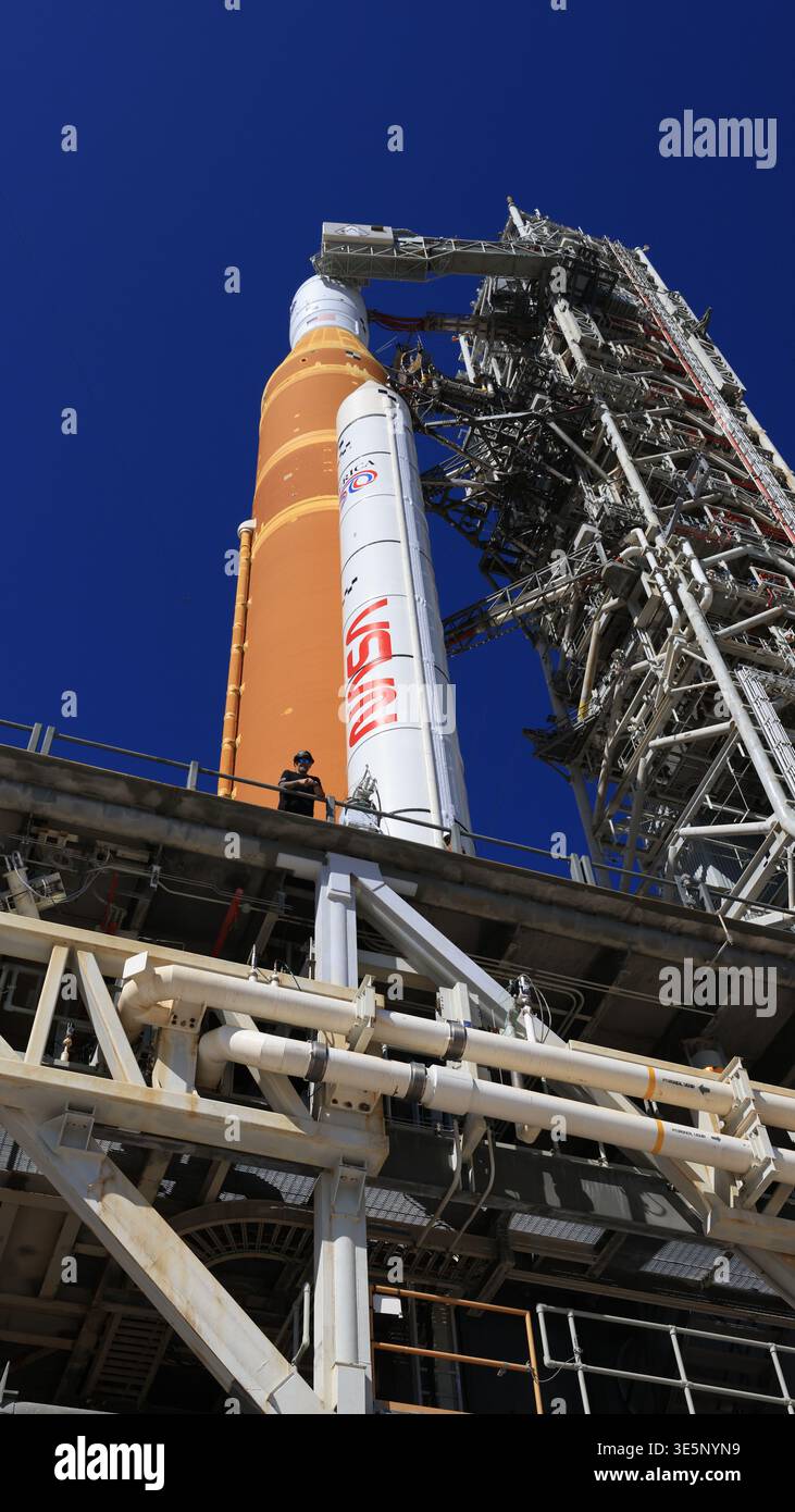 Una vista laterale mostra uno dei due booster a razzo solido SLS (Space Launch System), lo stadio centrale, la navicella Orion e il sistema di interruzione del lancio del razzo Artemis II della NASA al Launch Complex 39B al Kennedy Space Center della NASA in Florida martedì 10 febbraio 2026. Il volo di prova di Artemis II prenderà il comandante Reid Wiseman, il pilota Victor Glover e la specialista di missione Christina Koch della NASA, e lo specialista di missione Jeremy Hansen della CSA (Canadian Space Agency), intorno alla Luna e di nuovo sulla Terra. Foto Stock